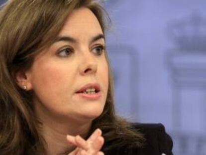 La vicepresidenta del Gobierno, Soraya Sáenz de Santamaría, durante la rueda de prensa posterior a la reunión hoy del Consejo de Ministros.
