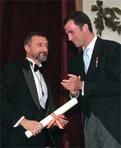 Arturo Pérez-Reverte, con el príncipe Felipe.
