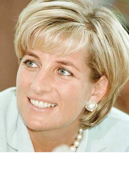 Ocho cartas personales que Diana de Gales envió a un mayordomo de confianza saldrán a subasta el próximo 5 de julio. En una de las más sentidas, fechada siete días después del nacimiento de su primer hijo, describe sus emociones como madre primeriza: "¡De momento, no estamos seguros de lo que nos ha tocado. Sólo sabemos que tiene un par de pulmones muy fuertes!. Parece que pasamos casi todo nuestro tiempo mirando a esta persona pequeñita", escribió Lady Di. Los subastadores calculan que cada carta podría venderse por unos 1.900 euros.