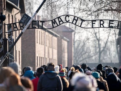 Visitantes na entrada do antigo campo de concentração de Auschwitz I, no sábado.