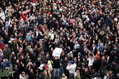 La multitud lanza gritos contra el presidente Ben Ali.