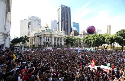 Milhares de pessoas participam de um protesto diante da Câmara dos Vereadores, no centro da capital fluminense, onde os corpos de Marielle e do motorista Anderson Gomes foram velados nesta quinta, 15 de março. 