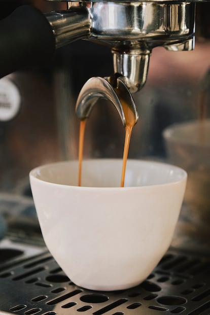 Preparación de un café con cafetera profesional.