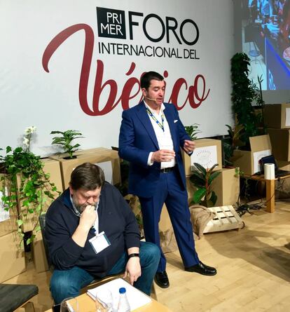 JAVIER CARMONA Y MIKEL CEBERIO DURANTE SU EXPOSICIÓN / CAPEL