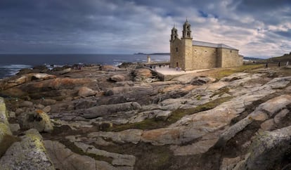 Vista del santuario de la Virgen de A Barca, en la localidad de Muxía.