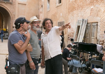 El cineasta Agustí Villaronga (a la derecha) da intrucciones a miembros del equipo de rodaje de la película 'Incerta glòria', basada en el libro homónimo del escritor catalán Joan Sales, en 2016.