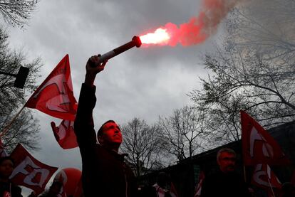 Un miembro del sindicato francés FO durante las protestas por la huelga general en París, el 3 de abril de 2018. 