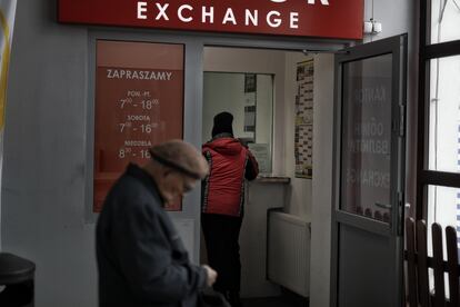 Una oficina de cambio en la estación de autobuses de la ciudad polaca de Lublin, este miércoles.