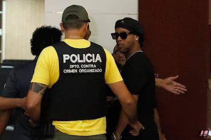 O ex-jogador Ronaldinho Gaúcho chega para depor ao Ministério Público em Assunção.