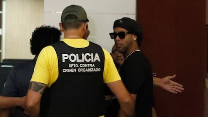 O ex-jogador Ronaldinho Gaúcho chega para depor ao Ministério Público em Assunção.