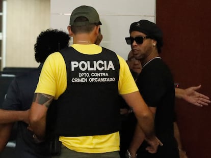 O ex-jogador Ronaldinho Gaúcho chega para depor ao Ministério Público em Assunção.