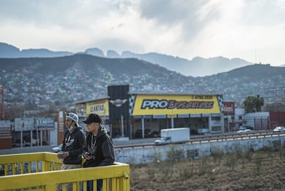 Dos jóvenes pasan la tarde en el puente del Papa, un símbolo de la segregación urbana. De un lado, la Colombia chiquita y las casitas de hormigón y del otro el centro de la ciudad. El nombre del puente viene de una visita de Juan Pablo II en 1979 que reunió a 300.000 personas.