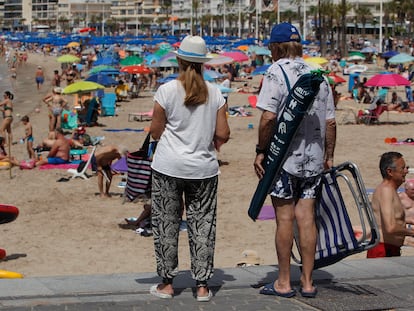 Dos turistas observan una playa de Benidorm (Alicante)