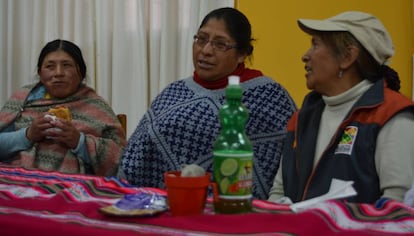 Ruperta Poma, Susana Luque e Isabel Guzmán toman un refrigerio después del taller de formación en la sede de Gregorias.