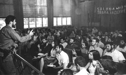 El Che participa en un debate con estudiantes estadounidense en el Ministerio de Industria en Cuba.