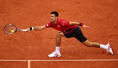 Novak Djokovic devuelve la pelota lanzada por Andy Murray en la final de Roland Garros.