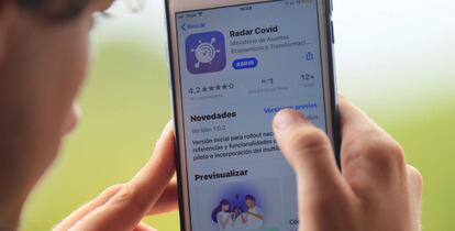 Un usuario descarga la aplicación móvil Radar COVID.