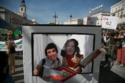 Dos manifestantes disfrazados del alcalde, José Luis Martínez-Almeida, y la presidenta de la Comunidad, Isabel Díaz Ayuso, en la manifestación contra la tala de árboles en Madrid.