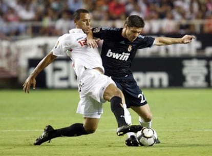 Luis Fabiano y Xabi Alonso pugnan por el balón.