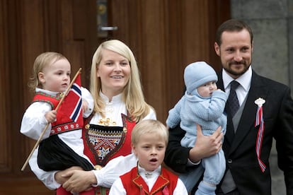 Mette-Marit y Haakon de Noruega con los príncipes Ingrid Alexandra y Sverre Magnus, y Marius Borg, en el Día Nacional de Noruega de 2006.