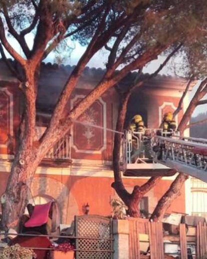 Els Bombers, en l'antic geriàtric calcinat.