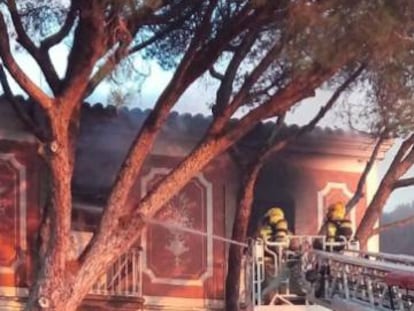 Los Bomberos, en el antiguo geriátrico calcinado.