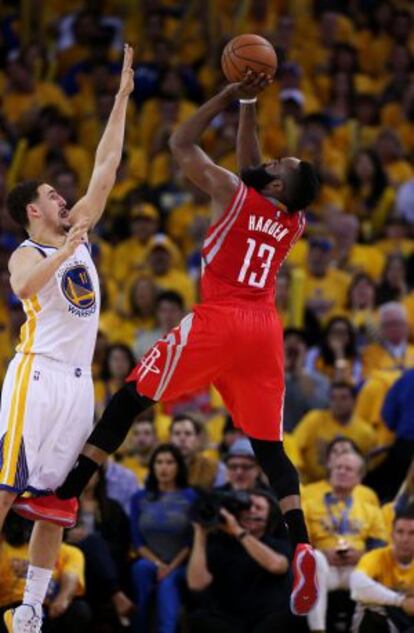 Harden lanza ante Thompson.