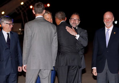 El embajador de Estados Unidos en España, (2d) junto a su pareja, Michael Smith, abraza al presidente Barack Obama junto al rey, Felipe VI.