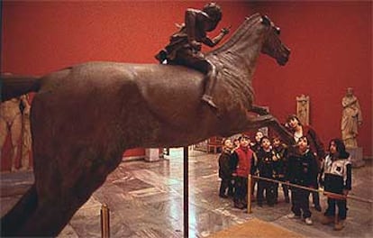 Los escolares contemplan en el Museo Arqueológico de Atenas el jinete de Artemision, bronce del siglo II antes de Cristo hundido tras un naufragio en las aguas del cabo Artemision, donde fue hallado.