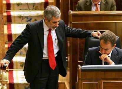 Gaspar Llamazares (de pie), junto a Rodríguez Zapatero durante un pleno en el Congreso.