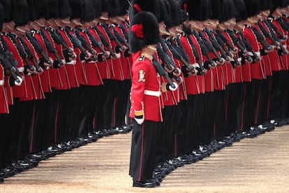 Los soldados de la Guardia Real durante la ceremonia en honor de Isabel II que celebró su cumpleaños aunque en realidad ella nació un 21 de abril hace 92 años.
