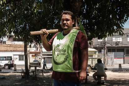 Daniel Gustavo, uno de los administradores de Olaria Verde, en una de las plazas del barrio de Olaria, en Río de Janeiro.