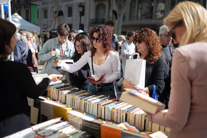 Cientos de personas acuden a las calles de las Ramblas de Barcelona, en busca de libros que comprar.