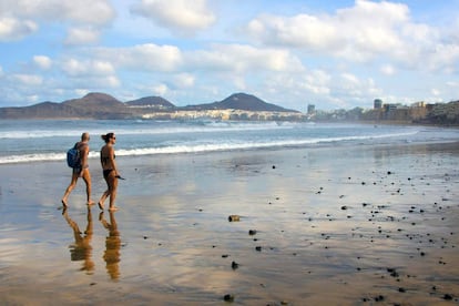 Paseantes en la playa de Las Canteras, en Las Palmas de Gran Canaria, el pasado fin de semana