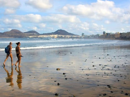 Paseantes en la playa de Las Canteras, en Las Palmas de Gran Canaria, el pasado fin de semana