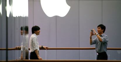 Consumidores en una tienda Apple en Beijing, China.