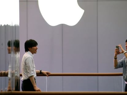 Consumidores en una tienda Apple en Beijing, China.