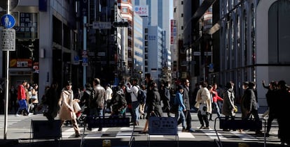 Viandantes pasean por el distrito comercial de Ginza, en Tokio.