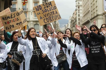 Protestors take to the streets to demonstrate against health cuts in Barcelona on Sunday.