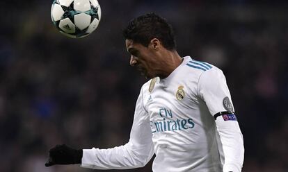 Varane, ante el Dortmund.