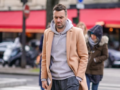 La sudadera gris se ha convertido en una prenda versátil y cómoda para el día a día. GETTY IMAGES.