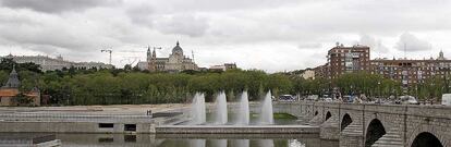 La zona norte de Madrid Río ya está casi lista. En la imagen, se ven las fuentes y piscinas que se inauguraron el pasado verano, y que están junto al puente de Segovia. Por aquí, en la explanada del puente del Rey, ya se han realizado distintos actor, como la competición universitaria de casas solares Solar Decathlon Europe y la celebración del Mundial de Fútbol. Aun falta algo de arbolado.