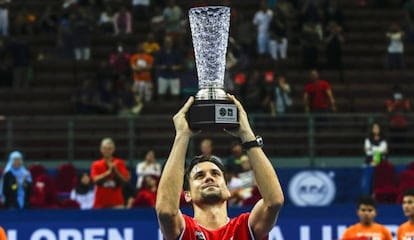 Ferrer levanta el trofeo de campeón en Kuala Lumpur.