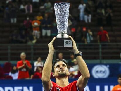 Ferrer levanta el trofeo de campeón en Kuala Lumpur.