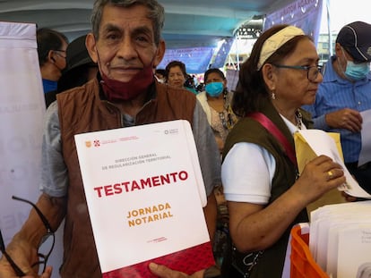 Un hombre sostiene su testamento durante una jornada notarial en la alcaldía Venustiano Carranza, el pasado 13 de marzo.