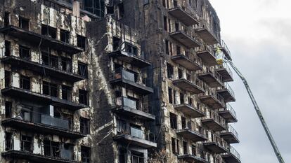 Los servicios de emergencia avanzan en la retirada de los escombros del edificio de Campanar (Valencia), devorado por las llamas el 22 de febrero de 2024.