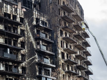 Servicios de emergencia durante la retirada de los escombros del edificio de Campanar (Valencia), devorado por las llamas el 22 de febrero.