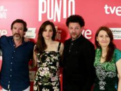 Los actores Dominic Harari (i), Ginés García Millán (2i), Leonor Watling (c), Richard Coyle (2d), y la directora Teresa Pelegrí (d), posan durante la presentación hoy de la película "Amor en su punto", una comedia romántica en la se entremezclan amor, humor y gastronomía.