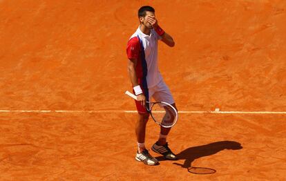 Djokovic se lamenta de un fallo durante la final de Roma contra Nadal.
