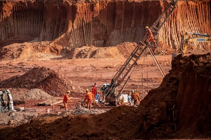 Trabajadores chinos y congoleños en una mina de cobalto y cobre cerca de Kisanfu, Congo.